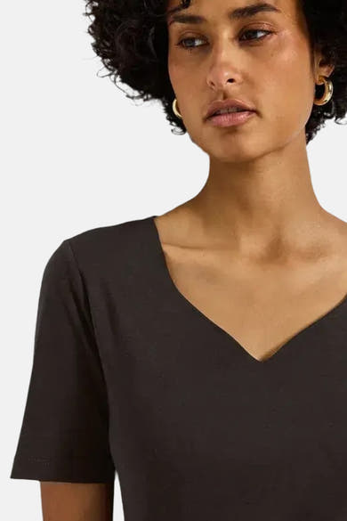 T-shirt à manches courtes marron de Street One, avec un col en V et porté avec des boucles d'oreilles dorées.