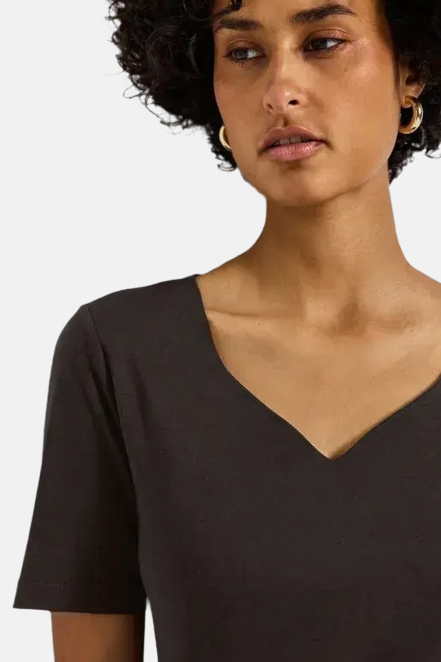 T-shirt à manches courtes marron de Street One, avec un col en V et porté avec des boucles d'oreilles dorées.