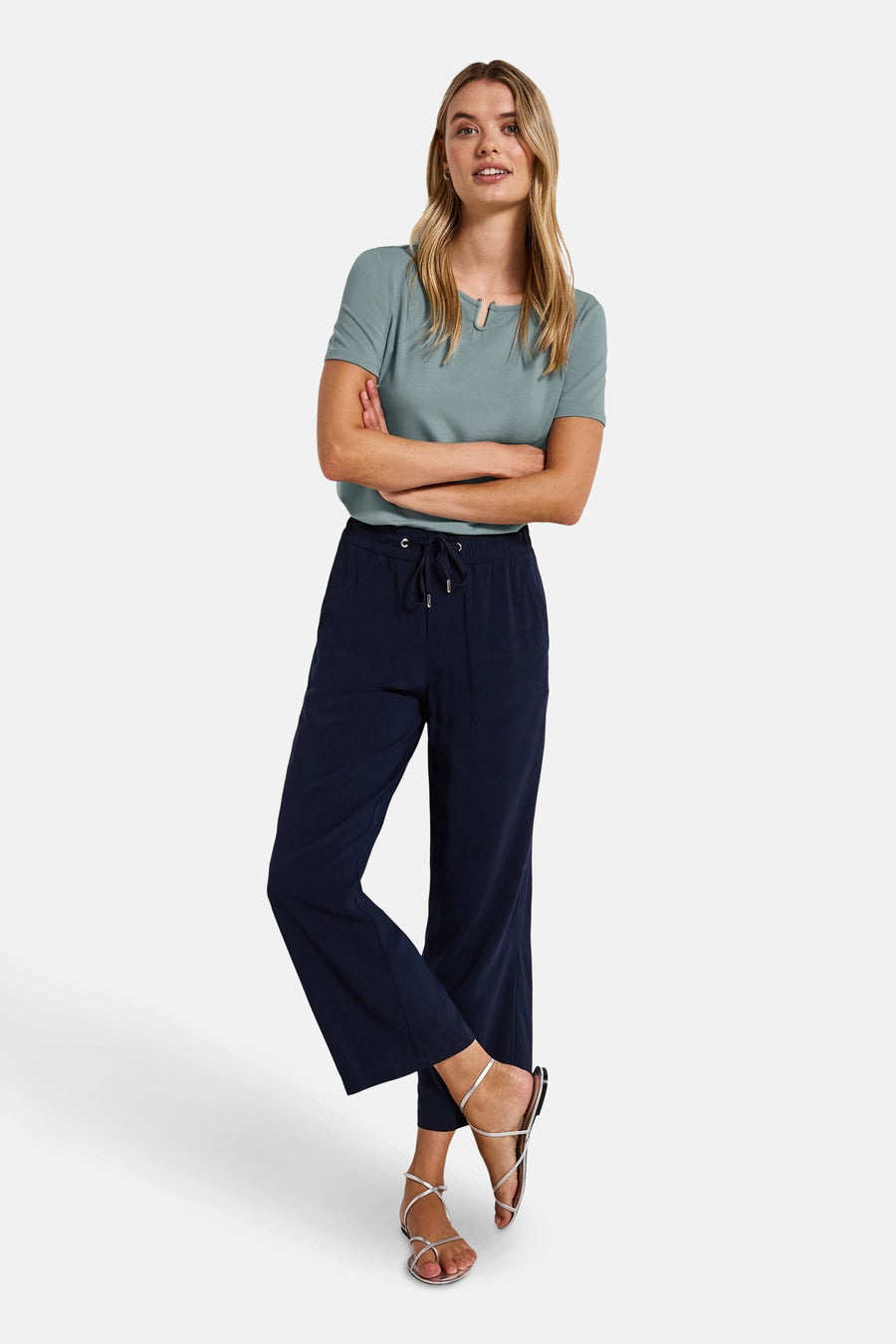 Top met korte mouwen blauw van STREET ONE, gedragen met een marineblauwe broek en zilveren sandalen.