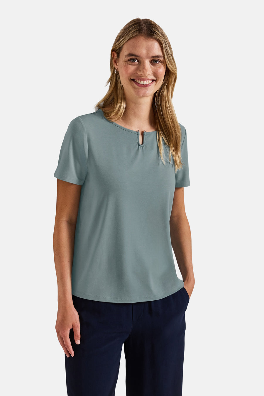 Top met korte mouwen in het blauw van STREET ONE, met een originele halslijn met metalen detail.