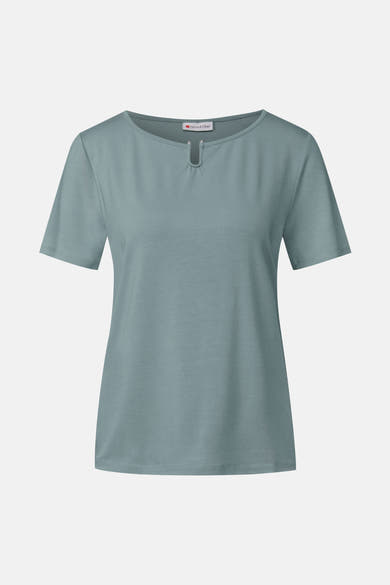 Top met korte mouwen in het blauw van STREET ONE met een ronde hals versierd met een metalen U-detail.