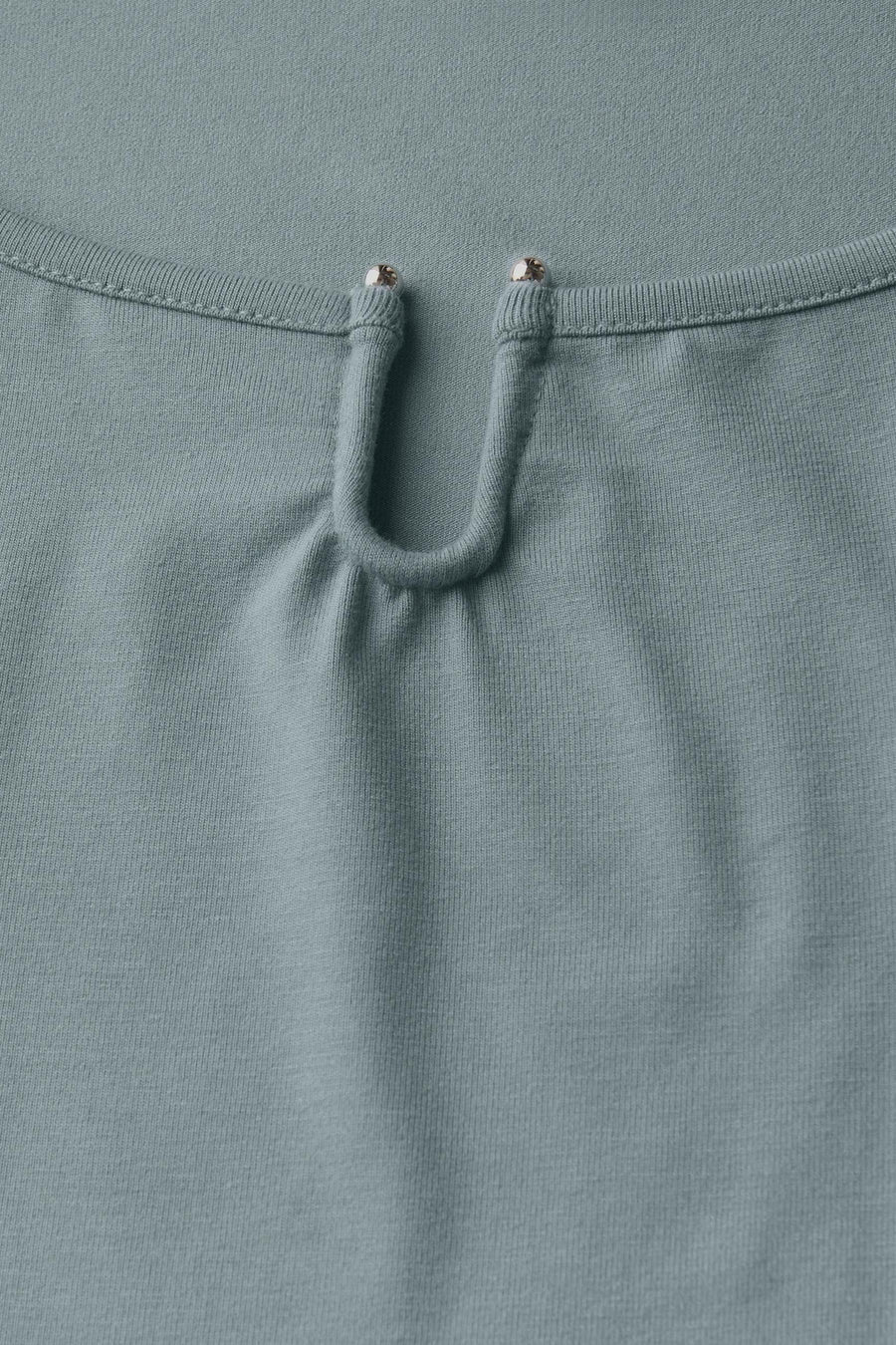 Top uni bleu à manches courtes de Street One avec détail d'encolure en forme de U.