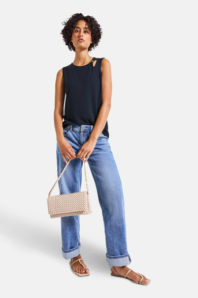 Blauw mouwloos topje van STREET ONE, versierd met een uitsnede bij de schouder, gedragen met een opgerolde jeans en sandalen.