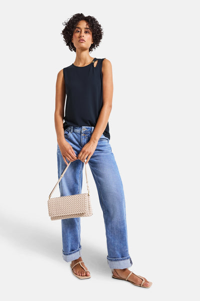 Blauw mouwloos topje van STREET ONE, versierd met een uitsnede bij de schouder, gedragen met een opgerolde jeans en sandalen.