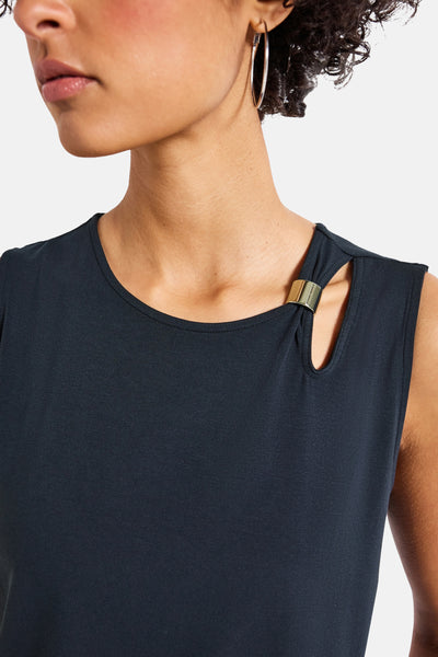 Mouwloos topje blauw van STREET ONE, met gouden ringdetail op de schouder en ronde hals.