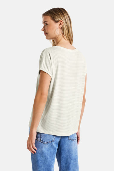 Top à manches courtes blanc à rayures fines, de STREET ONE, porté avec un jean taille haute.
