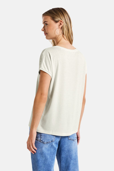 Wit T-shirt met korte mouwen en fijne strepen, van STREET ONE, gedragen met een high-waisted jeans.