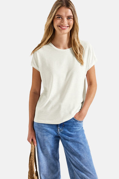 Top blanc à rayures fines de Street One, porté avec un jean large bleu.