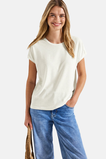 Top blanc à rayures fines de Street One, porté avec un jean large bleu.
