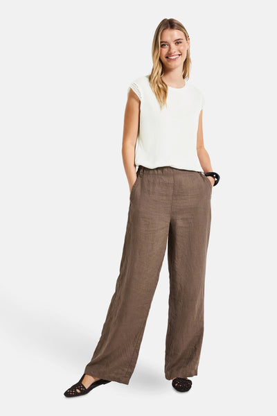 Wit mouwloos topje van STREET ONE, gedragen met een wijde bruine broek en open schoenen.