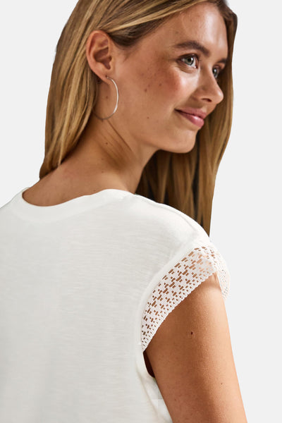 Top sans manches blanc de Street One, avec détail en dentelle à l'épaule et un bijou d'oreille argenté.