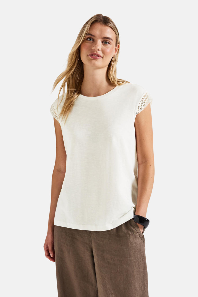 Wit mouwloos topje van STREET ONE met kanten details op de schouders en een bruine broek.