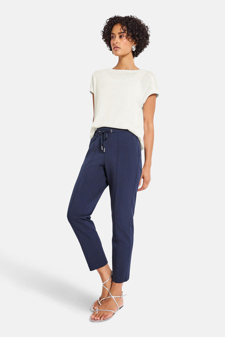 Top met korte mouwen wit van STREET ONE met een marineblauwe broek en zilveren sandalen.
