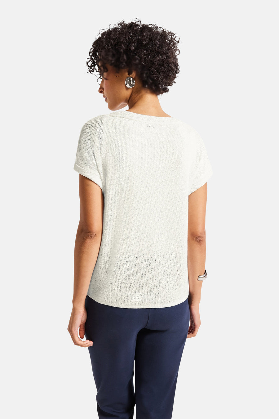 Top met korte mouwen wit van Street One, gedragen met een marineblauwe broek en zilveren oorbellen.