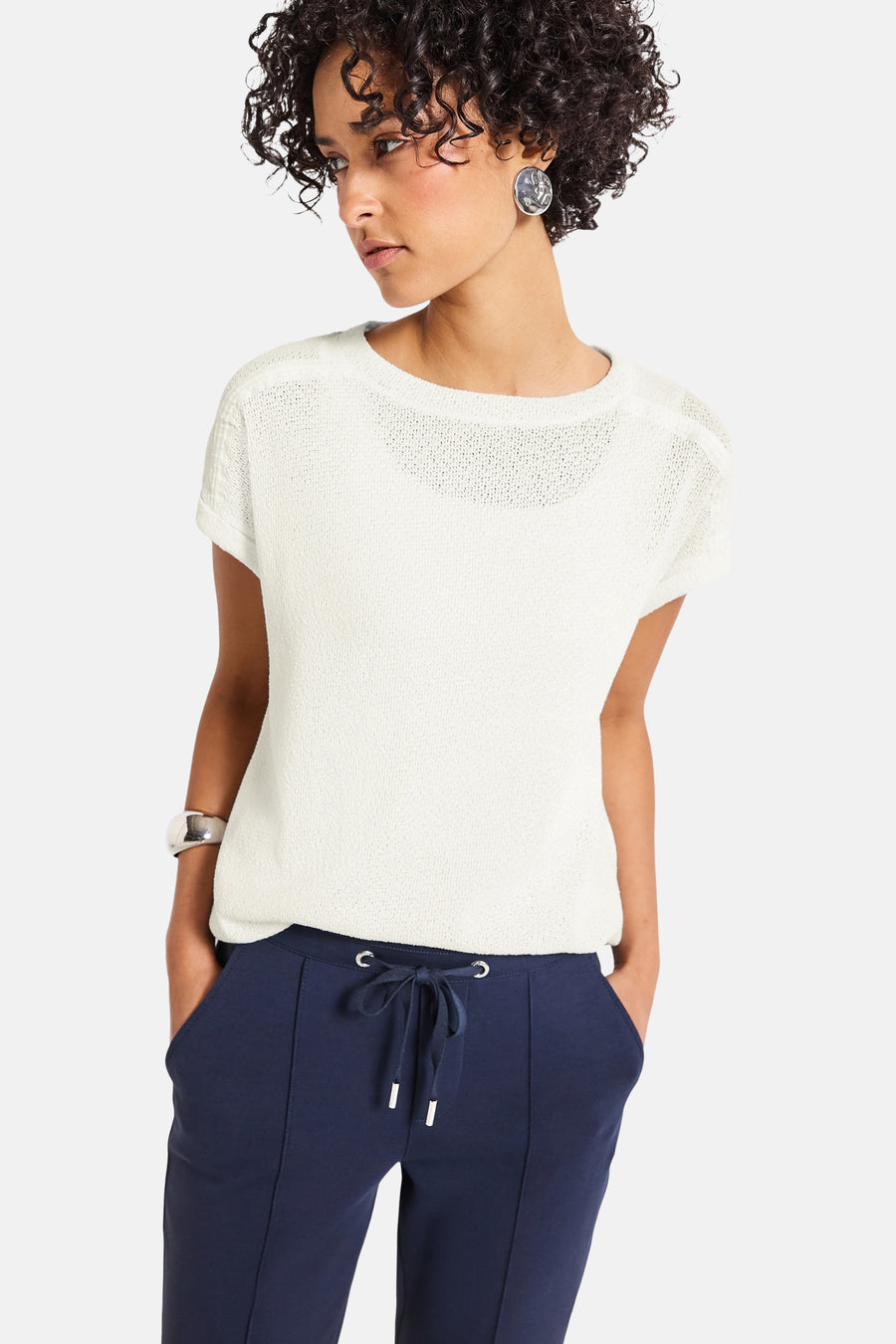 Top met korte mouwen wit van STREET ONE, gedragen met een marineblauwe broek met trekkoord.