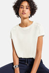 Top met korte mouwen in wit van Street One, gedragen met een marineblauwe broek en een zilveren armband.