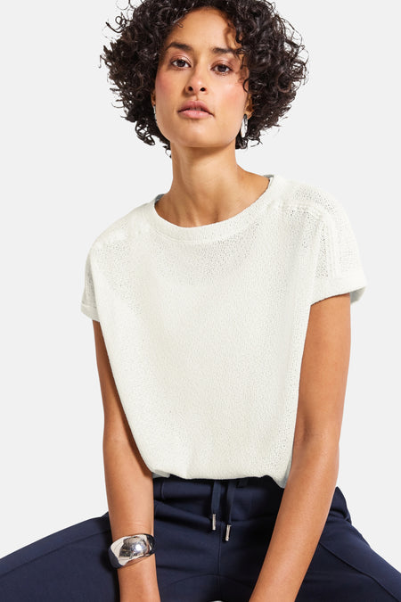 Top met korte mouwen in wit van Street One, gedragen met een marineblauwe broek en een zilveren armband.