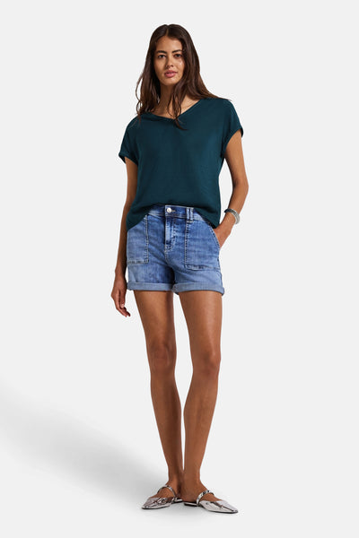 Top met korte mouwen blauw van STREET ONE, gedragen met een casual spijkerbroekshort en zilveren muiltjes.