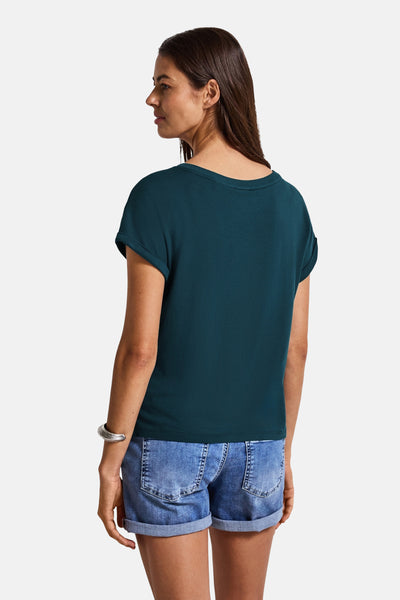 Top uni bleu à manches courtes de Street One, porté avec un short en jean.