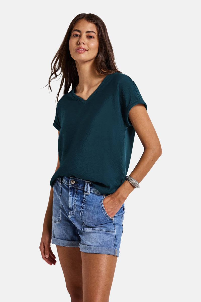 Top met korte mouwen blauw van STREET ONE, gedragen met een spijkerbroekshort en een zilveren armband.