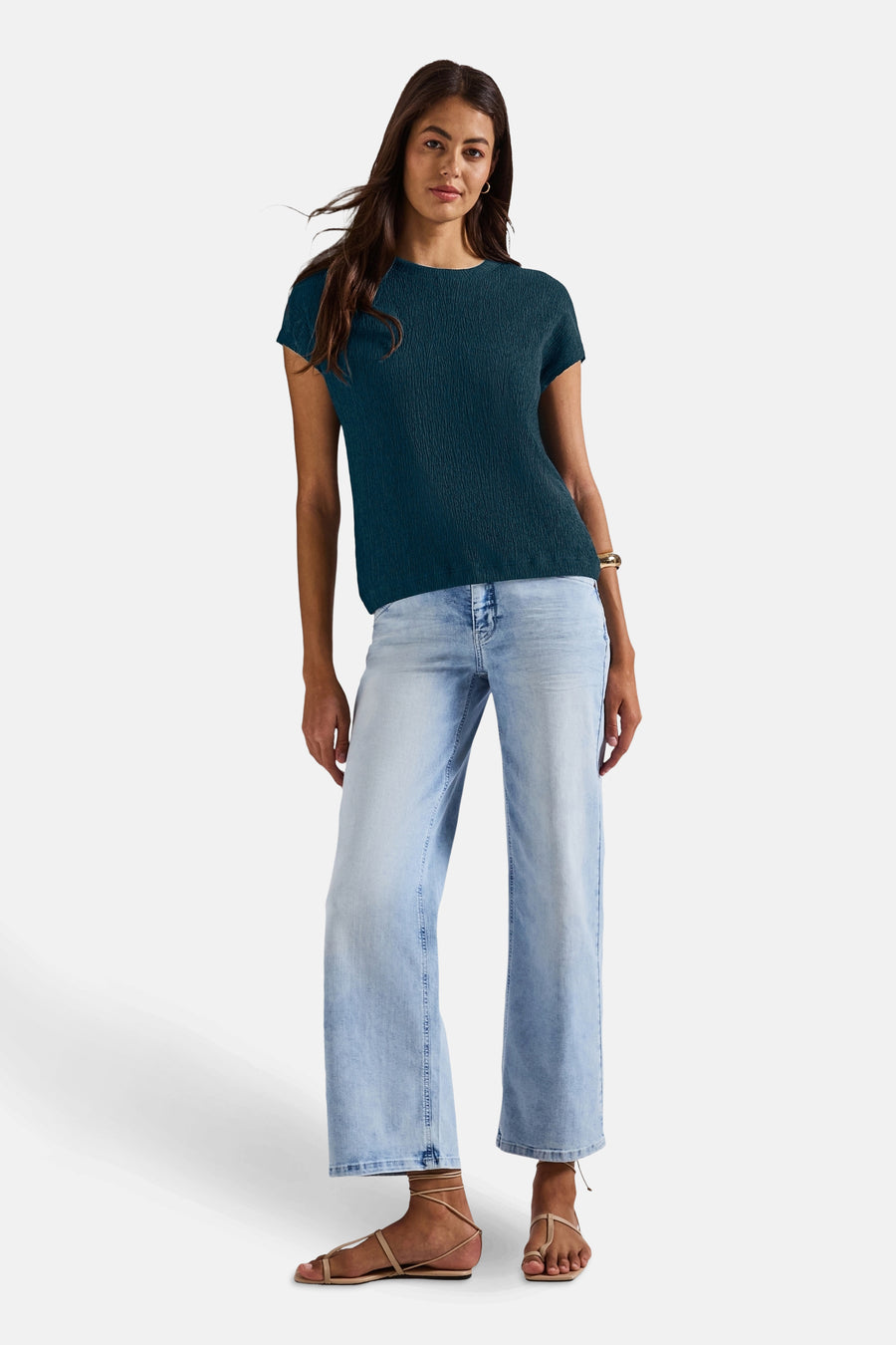 Top met korte mouwen marineblauw van STREET ONE, gedragen met een wijde jeans en sandalen.