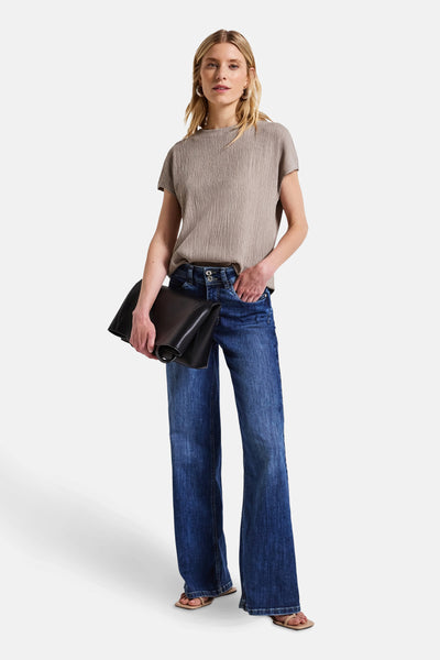 Top met korte mouwen beige van Street One, gedragen met een wijde blauwe jeans en een zwarte clutch.