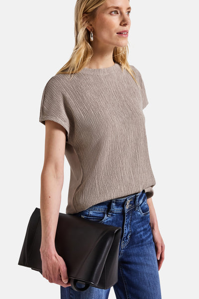 Top met korte mouwen beige van Street One, met een geplooide textuur en gedragen met een blauwe jeans.