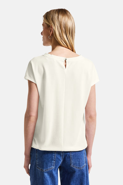 Top met korte mouwen wit van Street One met druppelvormige sluiting aan de achterkant, gedragen met een blauwe jeans.
