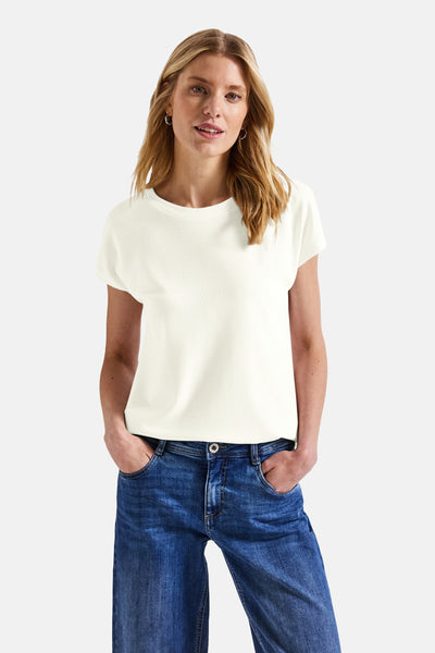 Top uni manches courtes blanc de Street One, porté avec un jean taille haute décontracté.