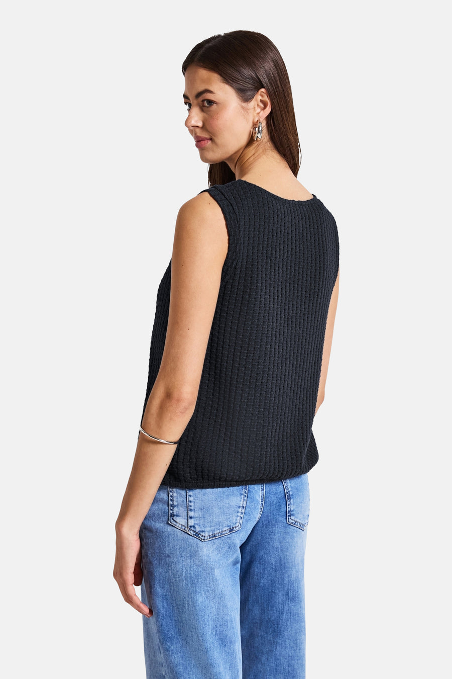 Blauw mouwloos topje van Street One, gedragen met een zilveren armband en een wijde jeans.