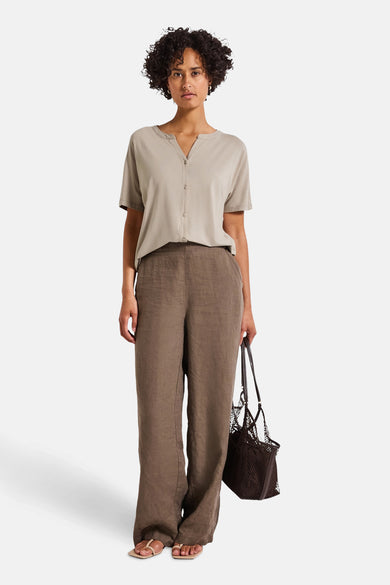 Top met korte mouwen beige van STREET ONE, gedragen met een bruine broek en een nettas.