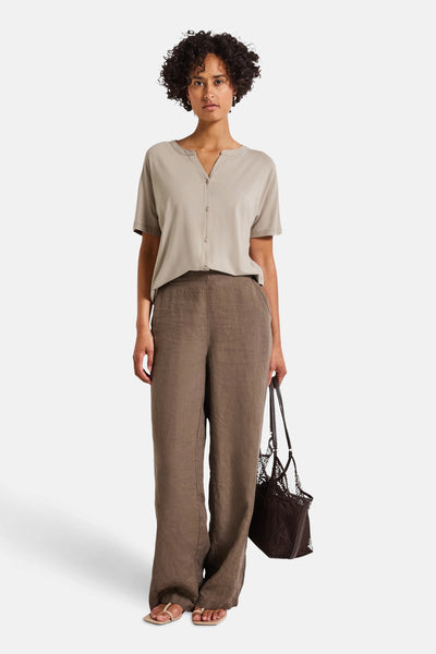Top met korte mouwen beige van STREET ONE, gedragen met een bruine broek en een nettas.