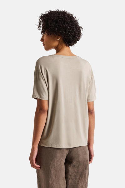 Effenchemise met korte mouwen in beige van Street One, achterkant, gedragen met een bruine broek.