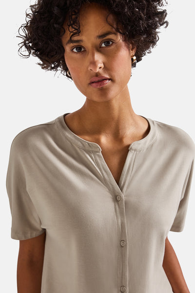 Top uni manches courtes beige de STREET ONE, avec patte de boutonnage et col arrondi.