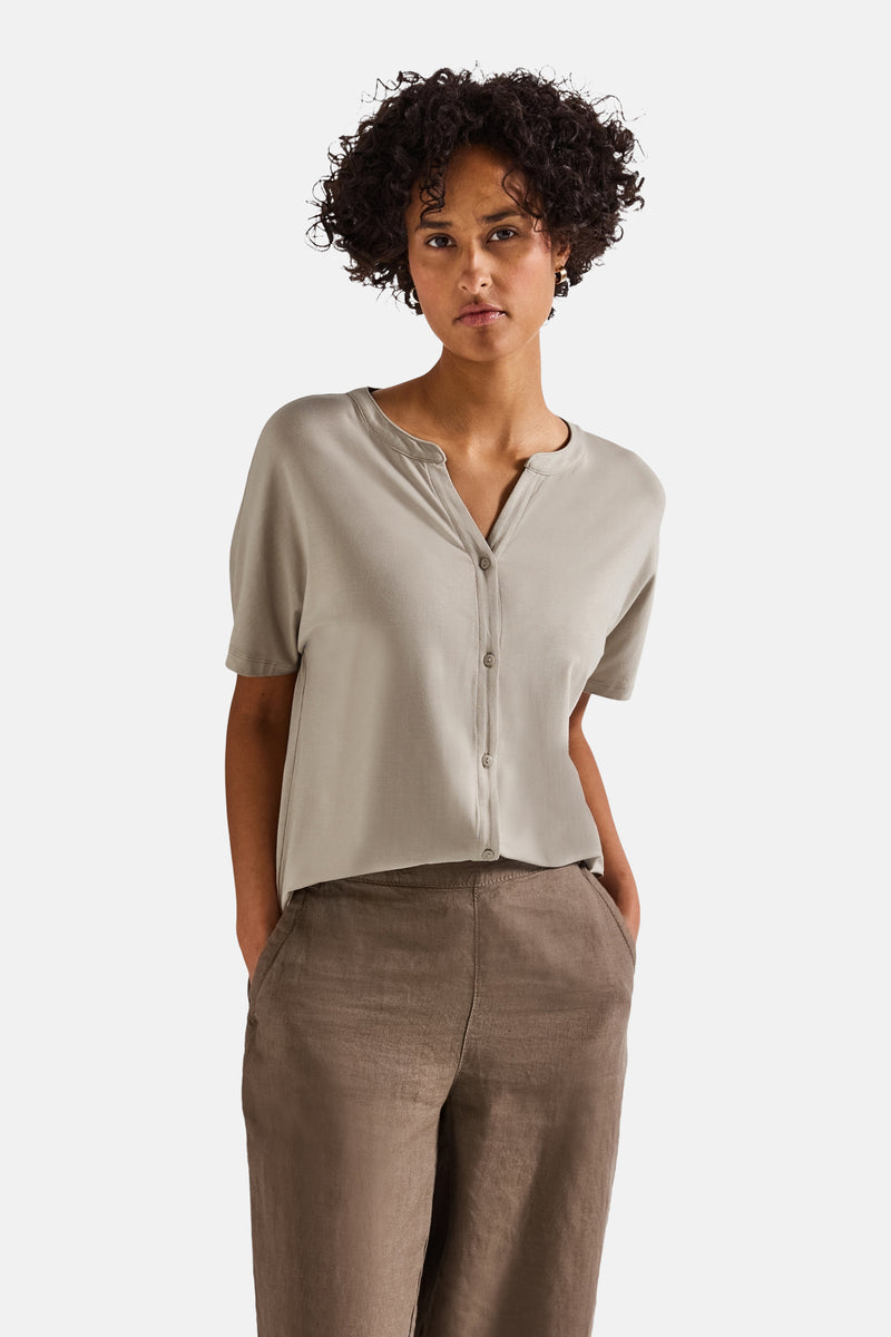Top met korte mouwen in beige van Street One, gedragen met een bruine broek met zakken.