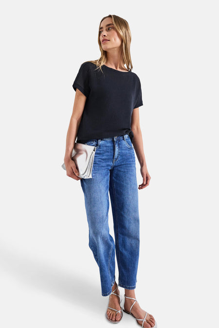 Top met korte mouwen blauw van STREET ONE, gedragen met een casual spijkerbroek en een zilveren clutch.