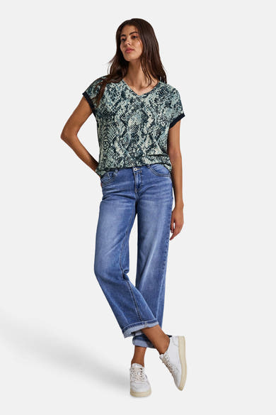 Multikleurig T-shirt met korte mouwen van STREET ONE, met slangenprint gedragen met een spijkerbroek en witte sneakers.