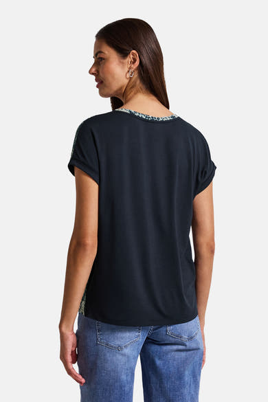 Multikleur T-shirt met korte mouwen van Street One, met patroon rond de hals en op de schouders, gedragen met een spijkerbroek.