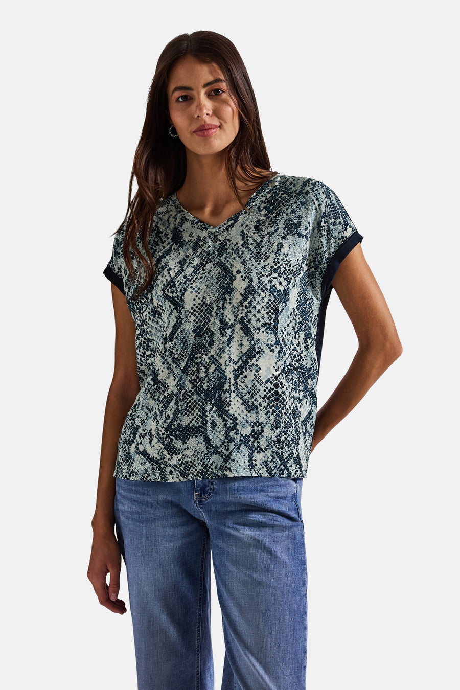 Multikleurig T-shirt met korte mouwen van Street One, met slangenprint gedragen met een blauwe jeans.