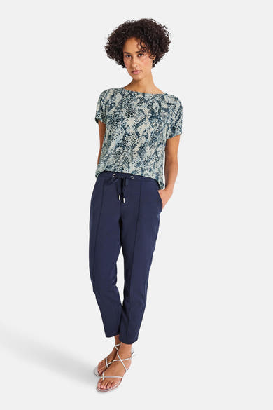 Blauw T-shirt met korte mouwen van STREET ONE, slangenprint gedragen met een blauwe broek en witte sandalen.