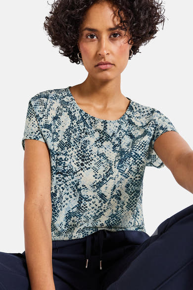 Blauw T-shirt met slangenprint van Street One, gedragen met een marineblauwe broek met trekkoord.