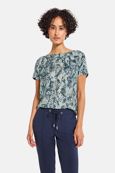 Blauwe T-shirt met korte mouwen van STREET ONE met slangenprint, gedragen met een bijpassende broek.