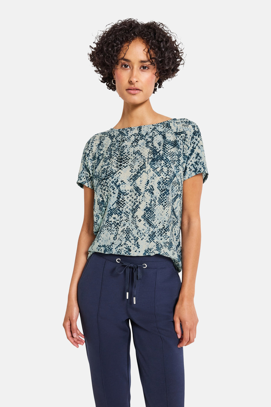 Blauwe T-shirt met korte mouwen van STREET ONE met slangenprint, gedragen met een bijpassende broek.