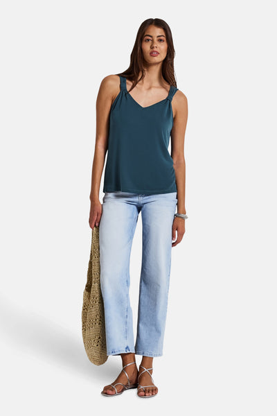 Blauwe tanktop van STREET ONE, met geknoopte bandjes, gedragen met een spijkerbroek en sandalen.