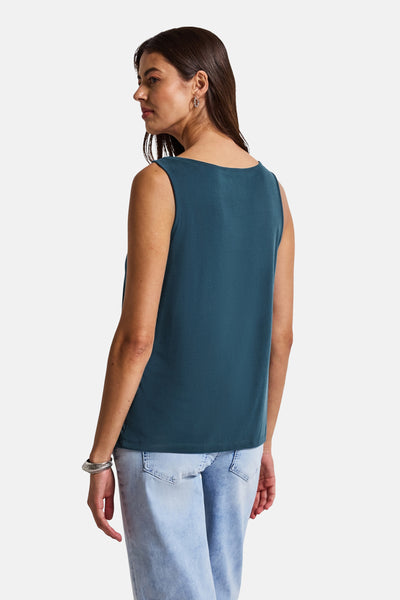 Blauwe tanktop van STREET ONE gedragen met een verbleekte spijkerbroek, achtergezicht.