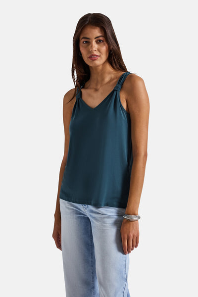 Blauwe tanktop met dunne, geknoopte bandjes van STREET ONE, gedragen met een verbleekte spijkerbroek en een zilveren armband.