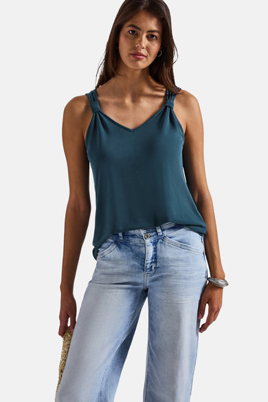 Blauwe top met dunne, gestrikte bandjes van STREET ONE, gedragen met een wijde jeans en een zilveren armband.