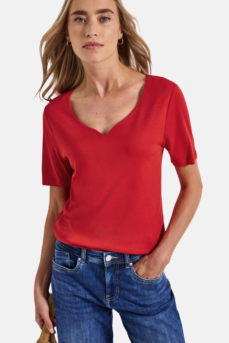 Rood T-shirt met korte mouwen van Street One gedragen met een blauwe jeans.