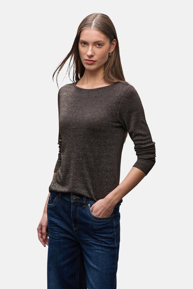 Top met lange mouwen bruin van Street One gedragen met een wijde blauwe jeans.