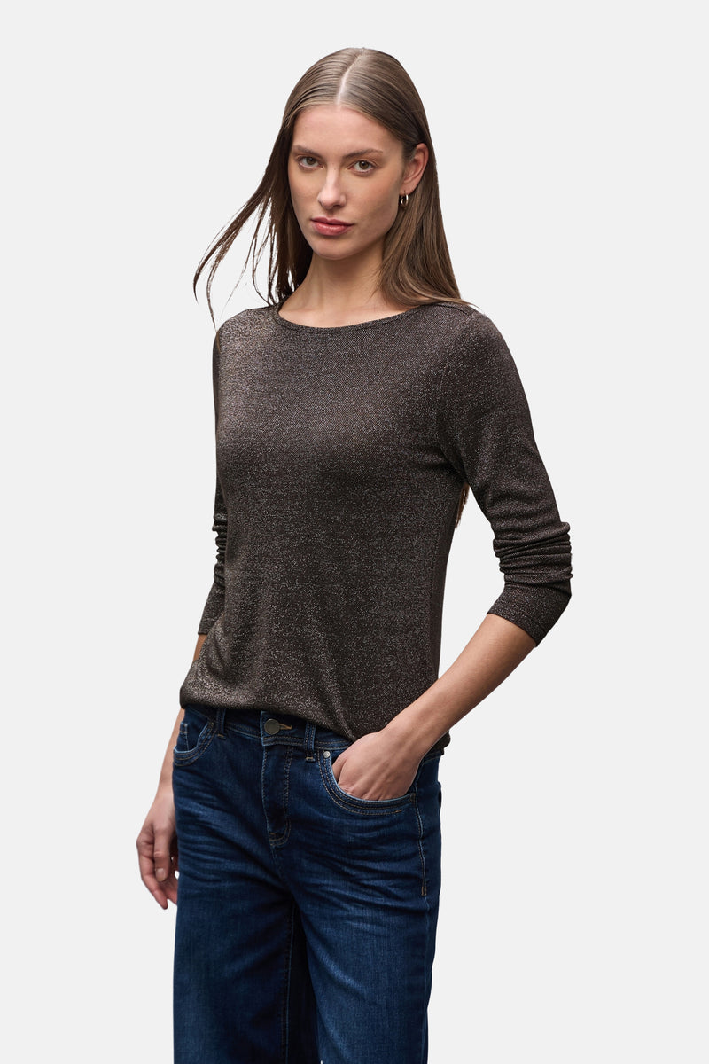 Top met lange mouwen bruin van Street One gedragen met een wijde blauwe jeans.